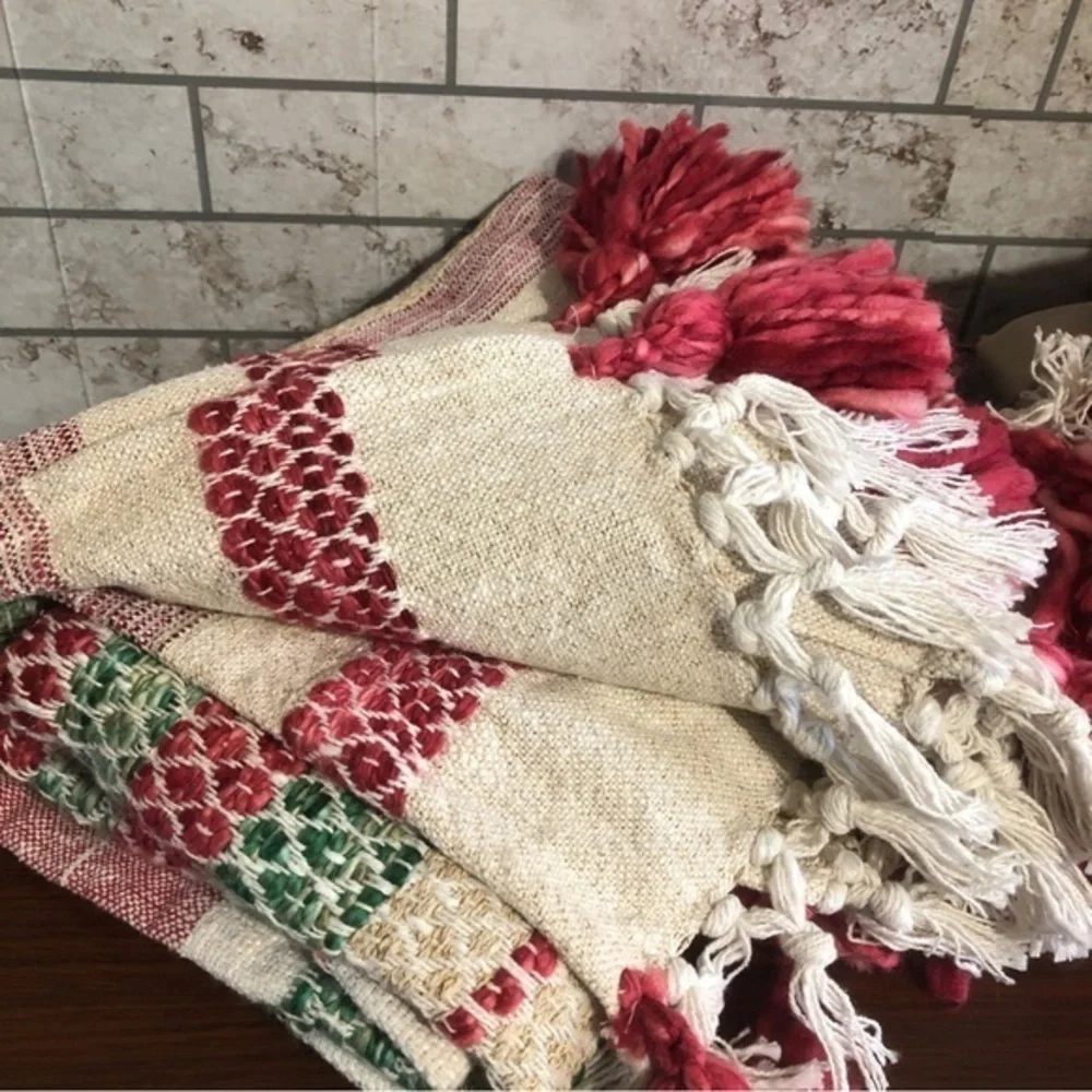 Cherished Traditions tasseled‎ ivory throw 50x70